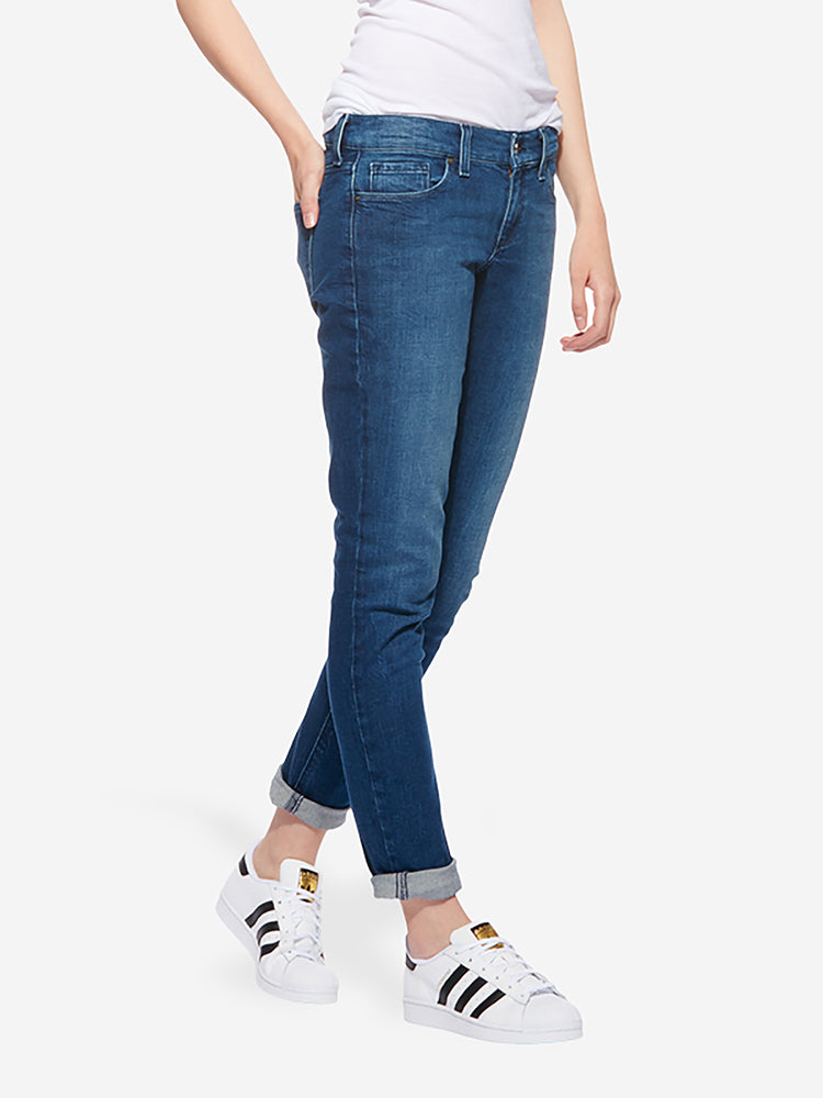 Women wearing Azul medio Slim Straight Laight Jeans